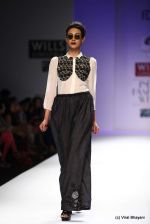 Model walk the ramp for Raj Shroff Show at Wills Lifestyle India Fashion Week 2012 day 5 on 10th Oct 2012 (126).JPG
