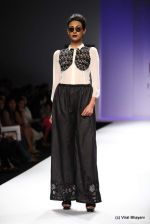 Model walk the ramp for Raj Shroff Show at Wills Lifestyle India Fashion Week 2012 day 5 on 10th Oct 2012 (127).JPG
