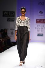 Model walk the ramp for Raj Shroff Show at Wills Lifestyle India Fashion Week 2012 day 5 on 10th Oct 2012 (170).JPG