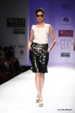 Model walk the ramp for Raj Shroff Show at Wills Lifestyle India Fashion Week 2012 day 5 on 10th Oct 2012 (189).JPG