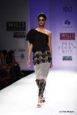 Model walk the ramp for Raj Shroff Show at Wills Lifestyle India Fashion Week 2012 day 5 on 10th Oct 2012 (200).JPG