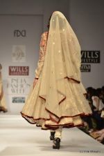Model walk the ramp for Vineet Bahl Show at Wills Lifestyle India Fashion Week 2012 day 4 on 9th Oct 2012 (114).JPG