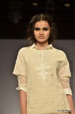 Model walk the ramp for Vineet Bahl Show at Wills Lifestyle India Fashion Week 2012 day 4 on 9th Oct 2012 (12).JPG