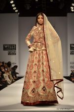 Model walk the ramp for Vineet Bahl Show at Wills Lifestyle India Fashion Week 2012 day 4 on 9th Oct 2012 (123).JPG