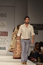 Model walk the ramp for Vineet Bahl Show at Wills Lifestyle India Fashion Week 2012 day 4 on 9th Oct 2012 (131).JPG