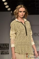 Model walk the ramp for Vineet Bahl Show at Wills Lifestyle India Fashion Week 2012 day 4 on 9th Oct 2012 (36).JPG