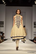 Model walk the ramp for Vineet Bahl Show at Wills Lifestyle India Fashion Week 2012 day 4 on 9th Oct 2012 (67).JPG