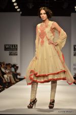 Model walk the ramp for Vineet Bahl Show at Wills Lifestyle India Fashion Week 2012 day 4 on 9th Oct 2012 (73).JPG