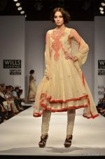 Model walk the ramp for Vineet Bahl Show at Wills Lifestyle India Fashion Week 2012 day 4 on 9th Oct 2012 (74).JPG