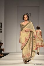 Model walk the ramp for Vineet Bahl Show at Wills Lifestyle India Fashion Week 2012 day 4 on 9th Oct 2012 (75).JPG