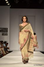 Model walk the ramp for Vineet Bahl Show at Wills Lifestyle India Fashion Week 2012 day 4 on 9th Oct 2012 (76).JPG