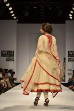 Model walk the ramp for Vineet Bahl Show at Wills Lifestyle India Fashion Week 2012 day 4 on 9th Oct 2012 (91).JPG