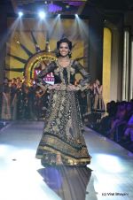 Esha Gupta walk the ramp for Ritu Kumar Show at Wills Lifestyle India Fashion Week 2012 day 5 on 10th Oct 2012 (3).JPG