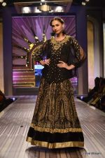 Model walk the ramp for Ritu Kumar Show at Wills Lifestyle India Fashion Week 2012 day 5 on 10th Oct 2012 (28).JPG
