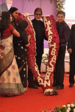 Amitabh Bachchan celebrates birthday at Seven Hills on 11th Oct 2012 (45).JPG