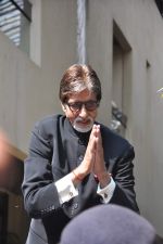 Amitabh Bachchan greets fans on his birthday outside his residence on 11th Oct 2012 (17).JPG
