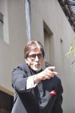 Amitabh Bachchan greets fans on his birthday outside his residence on 11th Oct 2012 (22).JPG