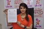 Sonali Bendre signs petition for Hindustan Ke Hunarbaaz in Andheri, Mumbai on 11th Oct 2012 (15).JPG