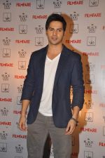 Varun Dhawan at Student Of The Year team launches Filmfare_s latest issue in Vie Lounge on 11th Oct 2012 (63).JPG