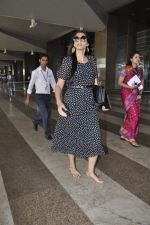 Sonam Kapoor returns from Banaras on 13th Oct 2012 (7).JPG