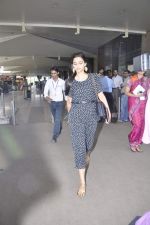 Sonam Kapoor returns from Banaras on 13th Oct 2012 (9).JPG