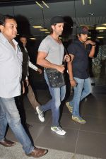 Hrithik Roshan snapped at the Airport, Mumbai on 12th Oct 2012,1 (23).JPG