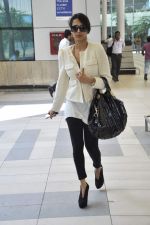 Malaika Arora Khan snapped at airport in Mumbai on 12th Oct 2012 (13).JPG