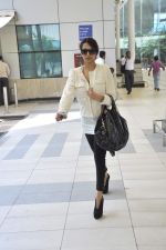 Malaika Arora Khan snapped at airport in Mumbai on 12th Oct 2012 (14).JPG