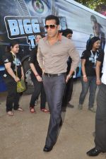 Salman Khan takes media on the Bigg Boss tour ride in Lonavla, Mumbai on 12th Oct 2012 (114).JPG