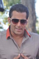 Salman Khan takes media on the Bigg Boss tour ride in Lonavla, Mumbai on 12th Oct 2012 (137).JPG