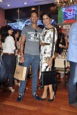 Siddharth Mallya, Sameera Reddy at the Inauguration of KIEHL_s outlet in South Mumbai on 14th Oct 2012 (25).JPG