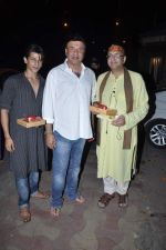 Anu Malik, Vivek Vaswani at Sanjay Gupta_s Mata Ki Chowki in Andheri, Mumbai on 16th Oct 2012 (18).JPG