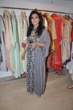 Kajol at designer preview at Zarine Khan_s Fizaa in Juhu, Mumbai on 17th Oct 2012 (92).JPG