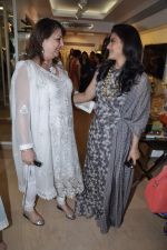 Kajol, Zarine Khan at designer preview at Zarine Khan_s Fizaa in Juhu, Mumbai on 17th Oct 2012 (63).JPG