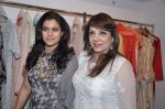 Kajol, Zarine Khan at designer preview at Zarine Khan_s Fizaa in Juhu, Mumbai on 17th Oct 2012 (89).JPG