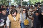 Saif Ali Khan, Kareena Kapoor leave for Pataudi on 17th Oct 2012 (21).JPG