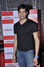 Siddharth Malhotra at Student of the year promotions in PVR and Cinemax, Mumbai on 20th Oct 2012 (6).JPG