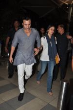 Saif Ali Khan and Kareena Kapoor return to mumbai after wedding on 22nd Oct 2012 (13).JPG