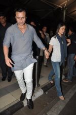 Saif Ali Khan and Kareena Kapoor return to mumbai after wedding on 22nd Oct 2012 (7).JPG