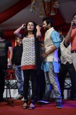 Jackky Bhagnani, Nidhi subbaiah at Ajab Gajab Love promotions in Juhu, Mumbai on 23rd Oct 2012 (53).JPG