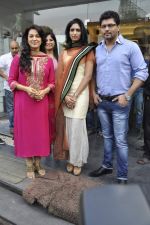Juhi Chawla at the launch of Riyaz Gangji_s Maharaja collection in Juhu, Mumbai on 23rd Oct 2012 (12).JPG