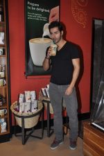 Varun Dhawan at Student of the year launch Starbucks new shop in Mumbai on 24th Oct 2012 (118).JPG