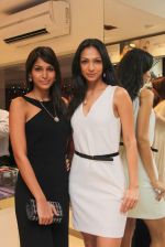 Mashoom Singha and Shamita Singha at the launch of Myra Collection by Tara Jewellers in Bandra, Mumbai on 25th Oct 2012.JPG