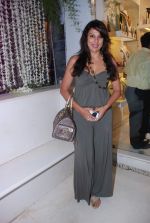 Pooja Bedi at Azeem Khan accessories launch in Mumbai on 24th Oct 2012 (94).JPG