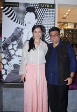 Simone Singh with Farhad Samar at the launch of Myra Collection by Tara Jewellers in Bandra, Mumbai on 25th Oct 2012.JPG