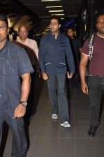 Abhishek Bachchan snapped at the Airport on 26th Oct 2012 (1).JPG