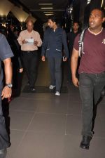 Abhishek Bachchan snapped at the Airport on 26th Oct 2012 (11).JPG