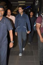 Abhishek Bachchan snapped at the Airport on 26th Oct 2012 (12).JPG