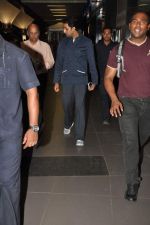 Abhishek Bachchan snapped at the Airport on 26th Oct 2012 (9).JPG