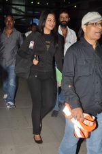 Sonakshi Sinha return from Formula One Indian Grand Prix in Airport, Mumbai on 28th Oct 2012 (18).JPG